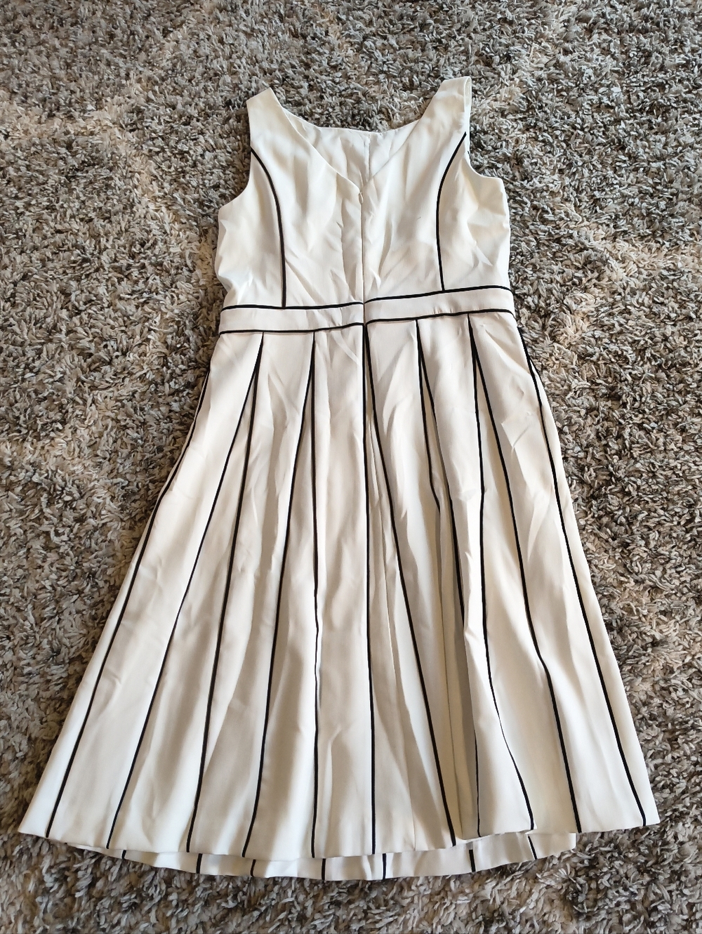 WHBM Sleeveless Seamed Fit And Flare Dress - Picture 4 of 6